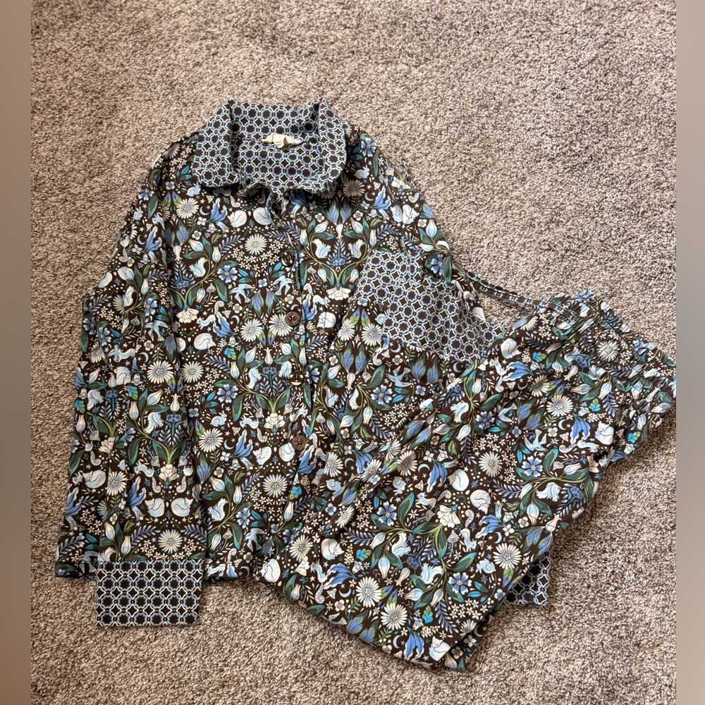 🦊 Vera Bradley Brown Button-Up Shirt with Blue & Green Floral Forest Print